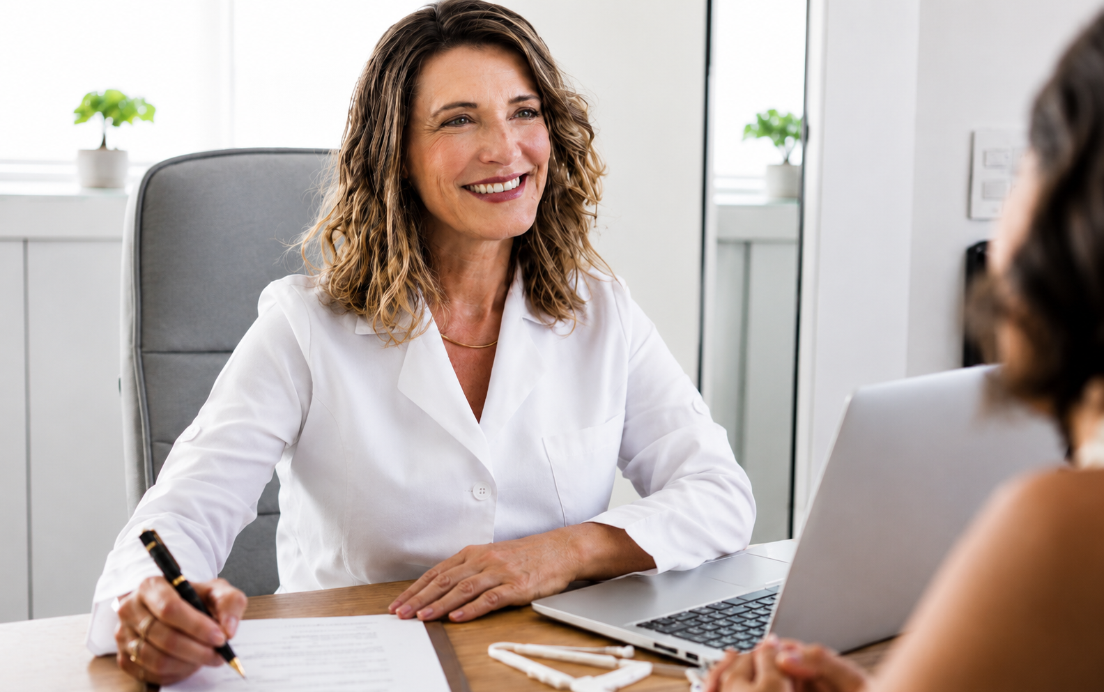 Professionista della nutrizione in consulenza con una paziente